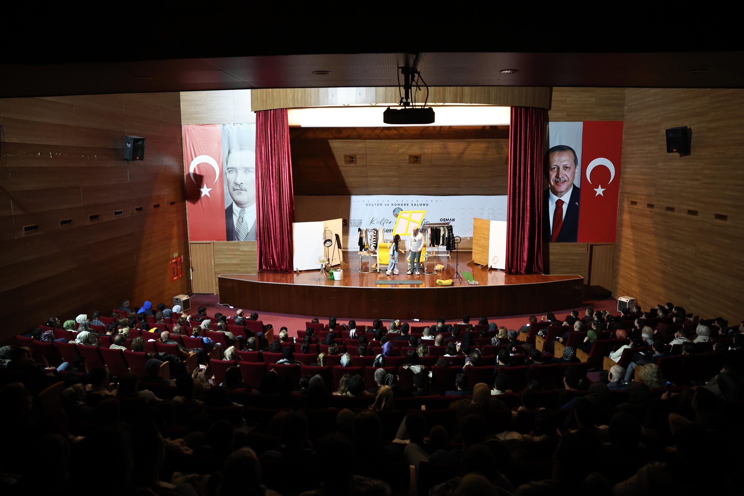 Serdivan’da Tiyatro Keyfi “Parça Tesirli Pazarlar” Ayakta Alkışlandı