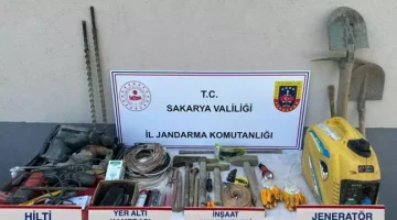 SAKARYA’nın Akyazı ilçesinde kaçak kazı yapan 3 kişi suçüstü yakalandı.