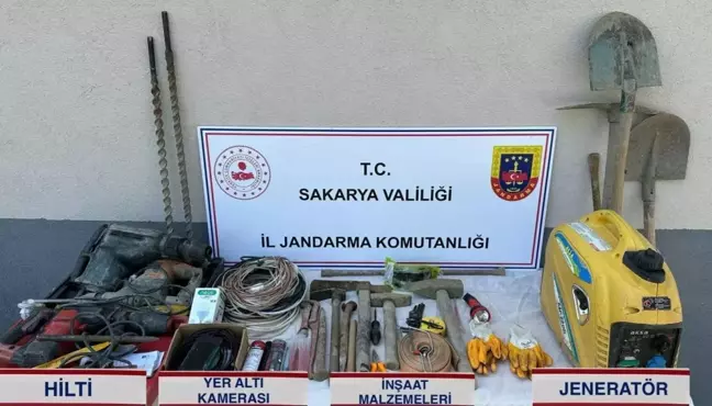 SAKARYA’nın Akyazı ilçesinde kaçak kazı yapan 3 kişi suçüstü yakalandı.