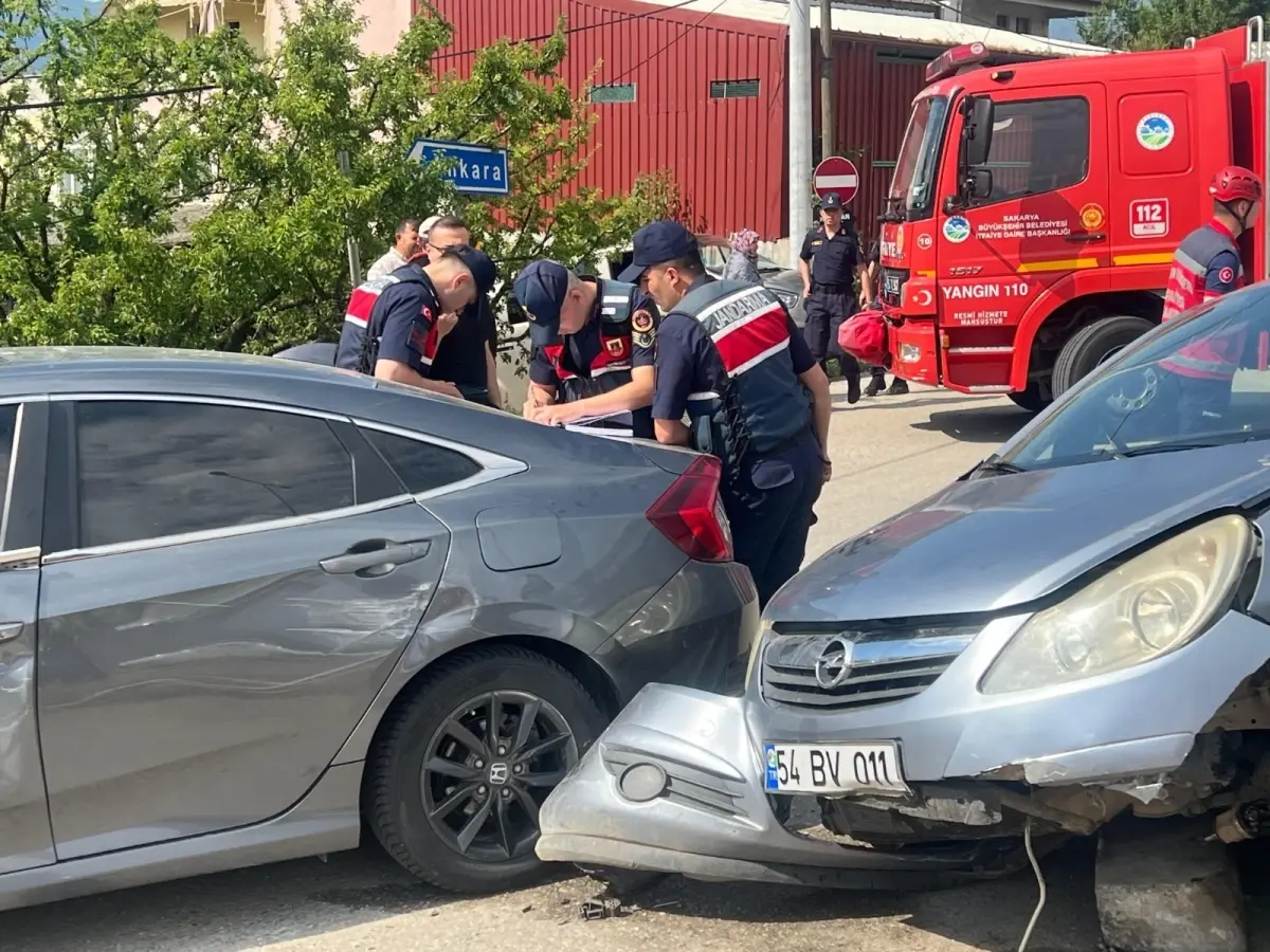 Sakarya’da İki Otomobil Çarpıştı: 4 Kişi Yaralandı