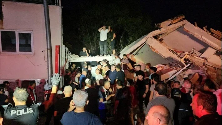 Balıkesir Sındırgı’da 6,1 büyüklüğünde deprem: 1 kişi hayatını kaybetti, 29 kişi yaralandı