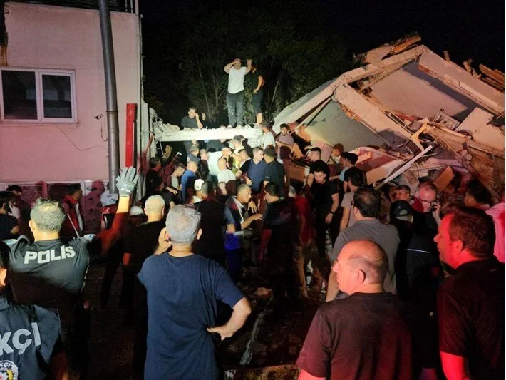 Balıkesir Sındırgı’da 6,1 büyüklüğünde deprem: 1 kişi hayatını kaybetti, 29 kişi yaralandı