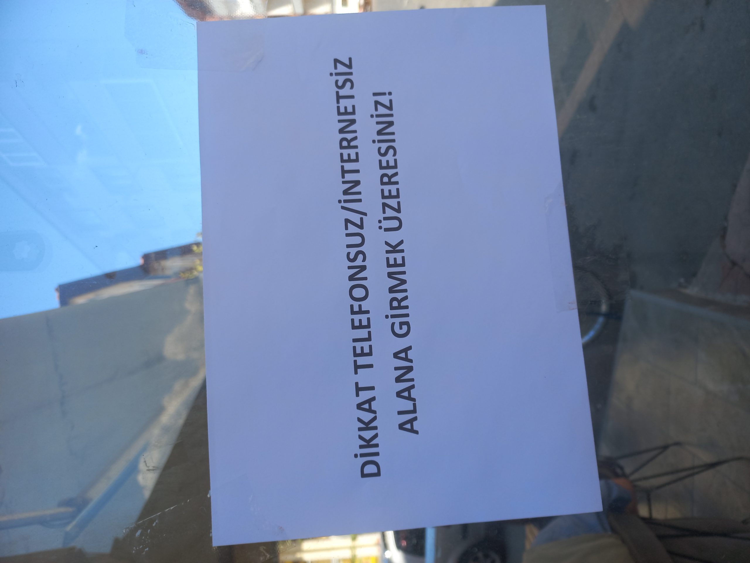 Erenler’de Çay Evinde Telefon Yasaklandı, Yerine Kitaplar Konuldu