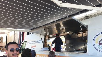 Erenler Belediyesi’nden Çarşamba Pazarı’nda Ücretsiz Çay İkramı