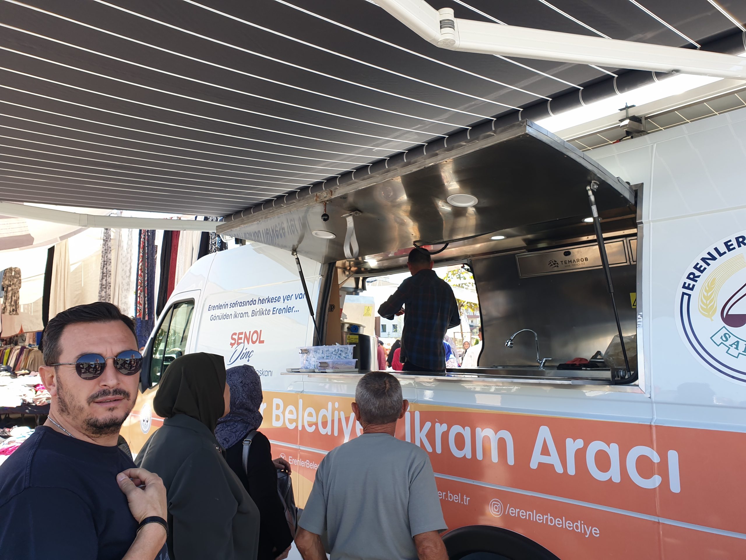 Erenler Belediyesi’nden Çarşamba Pazarı’nda Ücretsiz Çay İkramı