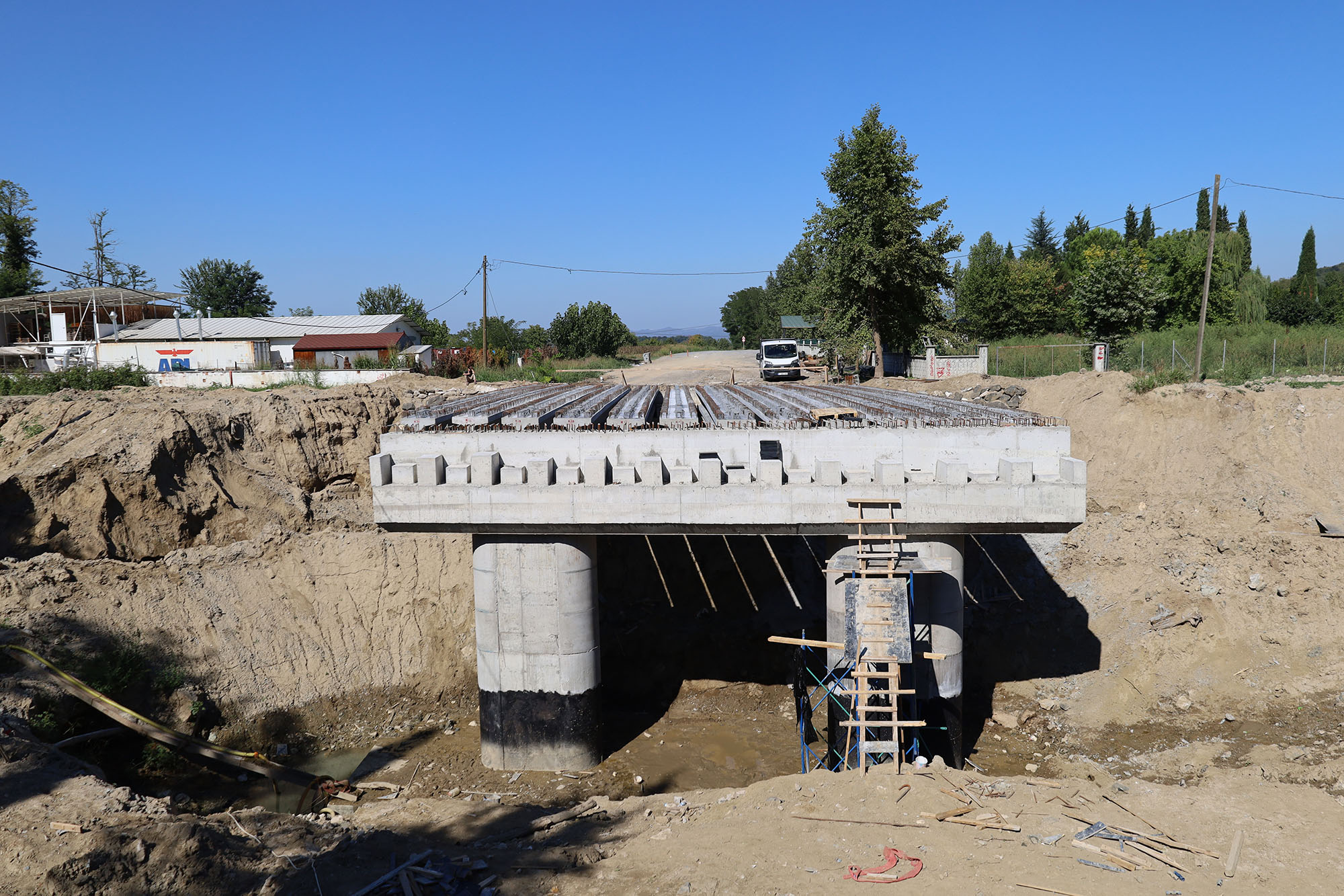 2 ilçe ve 20 mahalleyi bağlayan köprü yükseliyor