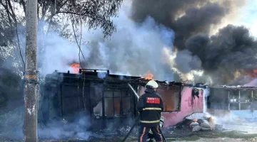 Sakarya’da İki Grup Arasında Kavga: 4 Ev Alev Alev, 2 Çocuk Yaralı