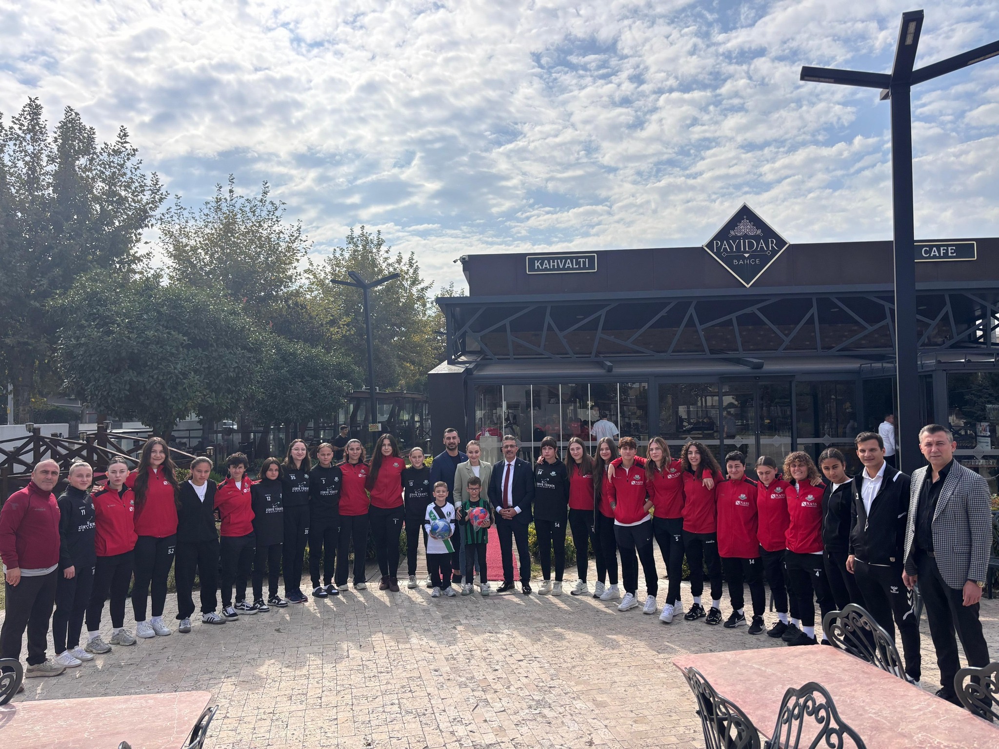 BAŞKAN ŞENOL DİNÇ, SAKARYA KADIN FUTBOL KULÜBÜ İLE BİR ARAYA GELDİ