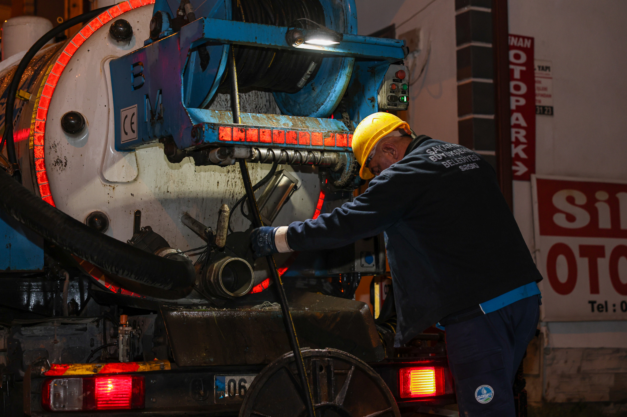SASKİ, kuvvetli yağışa karşı tüm imkanları ile sabaha kadar sahadaydı