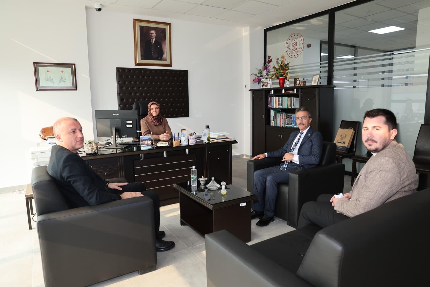 BAŞKAN ŞENOL DİNÇ İL HALK KÜTÜPHANESİ’NE ZİYARET ETTİ